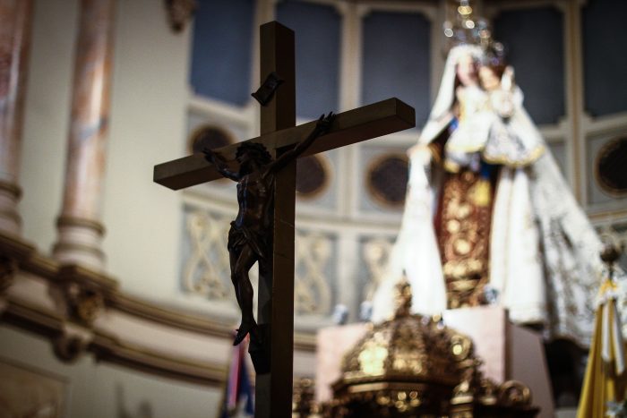 Adhesión a la religión católica sigue cayendo