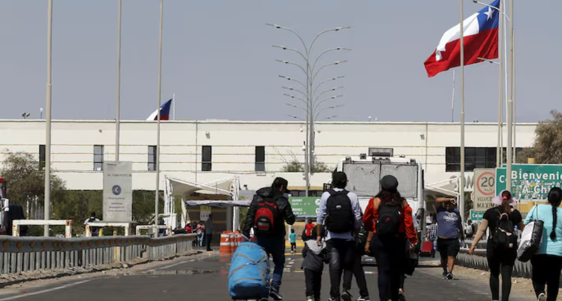 77% cree que la llegada de inmigrantes extranjeros a Chile es mala