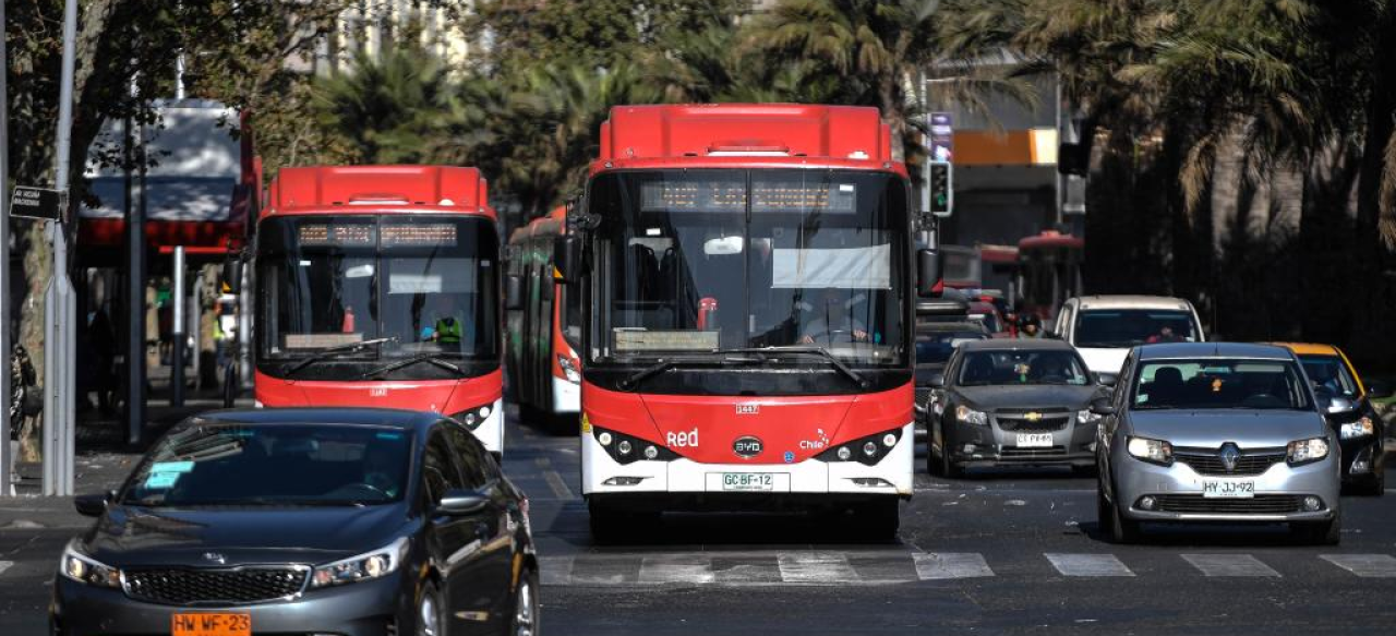 Las micros son el sistema de transporte más utilizado por los chilenos